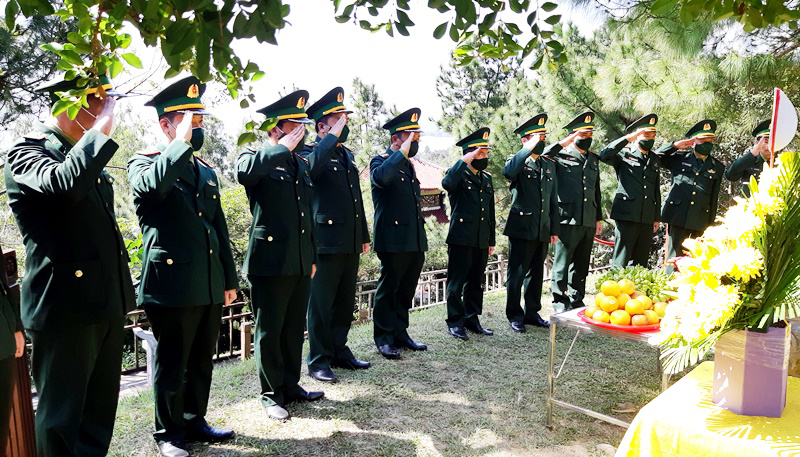 Lãnh đạo và cán bộ, chiến sĩ BĐBP tỉnh, Đồn BP Roòn dâng hương mộ Đại tướng Võ Nguyên Giáp.
