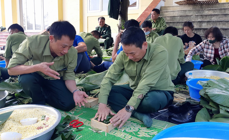 Cán bộ, chiến sĩ BĐBP tỉnh, gia đình Đại tướng Võ Nguyên Giáp và thanh niên địa phương gói bánh chưng tặng đồng bào Rục xã Thượng Hóa, huyện Minh Hóa.                                                                 