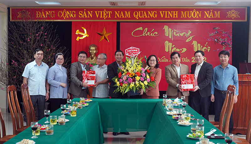 Đoàn đại biểu Tòa giám mục Hà Tĩnh tặng quà chúc mừng năm mới đến lãnh đạo huyện Quảng Trạch