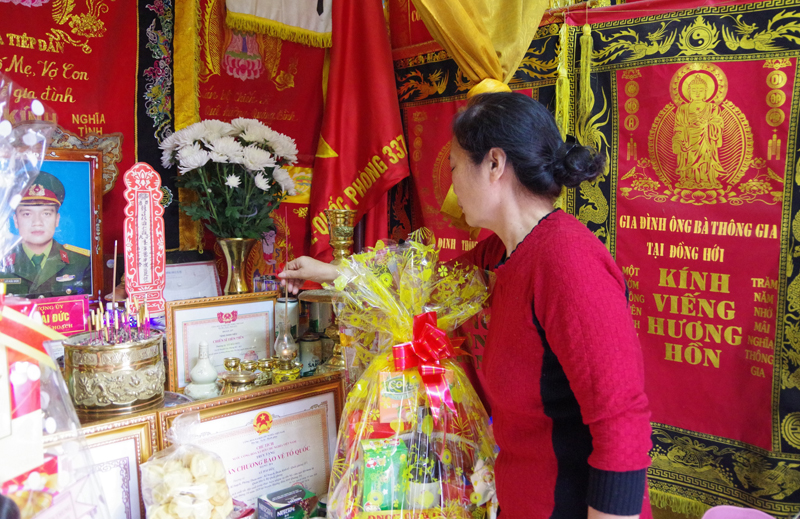 Mẹ Phan Thị Hanh bên bàn thờ con trai.