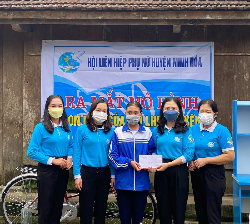  Hội LHPN huyện Minh Hóa nhận đỡ đầu em Hồ Thị Quỳnh Hương.