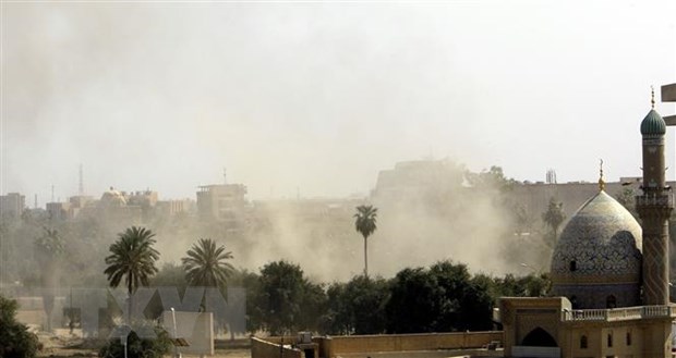 Khói bốc lên sau một vụ tấn công tại Baghdad, Iraq. (Ảnh: AFP/TTXVN)