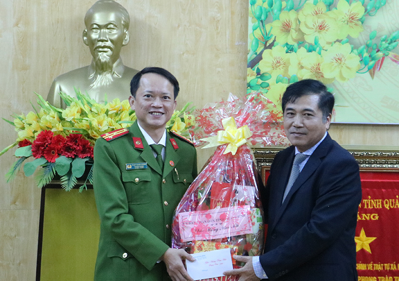 Đồng chí Phó Chủ tịch Thường trực UBND tỉnh thăm, tặng quà phòng Cảnh sát quản lý hành chính về trật tự xã hội.