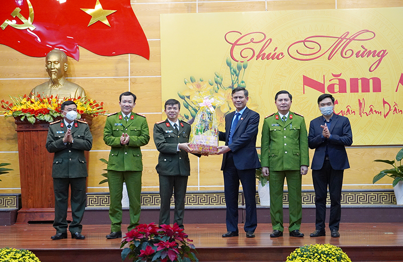 Đồng chí Chủ tịch UBND tỉnh Trần Thắng tặng quà, chúc tết lực lượng Công an Quảng Bình.