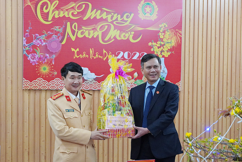 Đồng chí Chủ tịch UBND tỉnh Trần Thắng tặng quà, chúc tết lực lượng CSGT, Công an Quảng Bình.