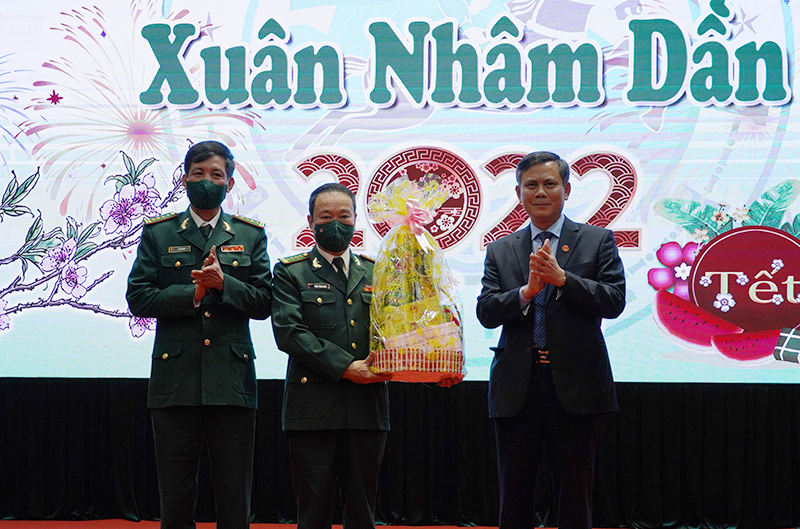 Đồng chí Chủ tịch UBND tỉnh Trần Thắng tặng quà, chúc tết Bộ Chỉ huy BĐBP tỉnh Quảng Bình.