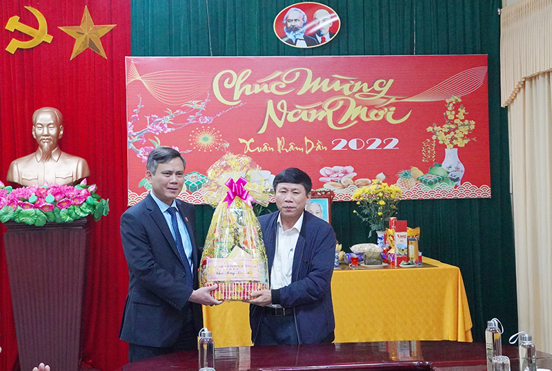 Đồng chí Chủ tịch UBND tỉnh Trần Thắng tặng quà, chúc tết cán bộ, nhân viên Đài PT-TH Quảng Bình.