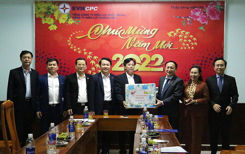Đồng chí Phó Bí thư Thường trực Tỉnh ủy Trần Hải Châu và các thành viên đoàn công tác tặng quà Công ty Điện lực Quảng Bình.
