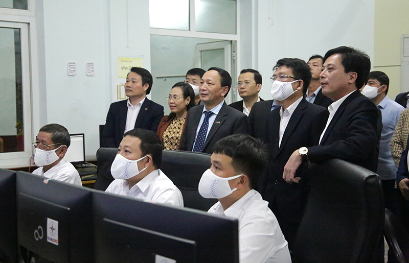 Đoàn công tác thăm, động viên cán bộ, nhân viên trực đêm giao thừa tại Công ty Điện lực Quảng Bình.