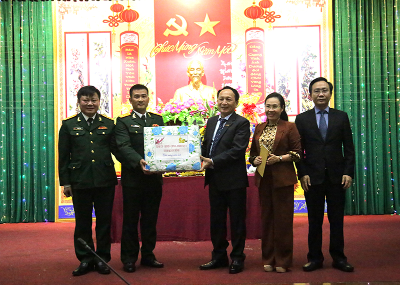  Đồng chí Trần Hải Châu và các thành viên đoàn công tác tặng quà động viên Bộ Chỉ huy Quân sự tỉnh.