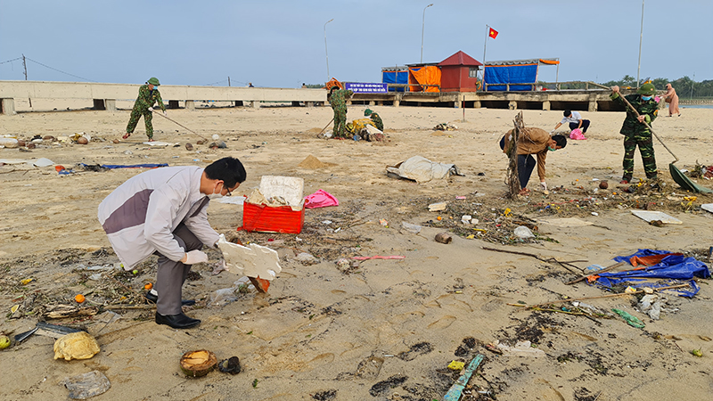 Thu gom, xử lý gần 1 tấn rác thải dọc bờ biển Nhật Lệ