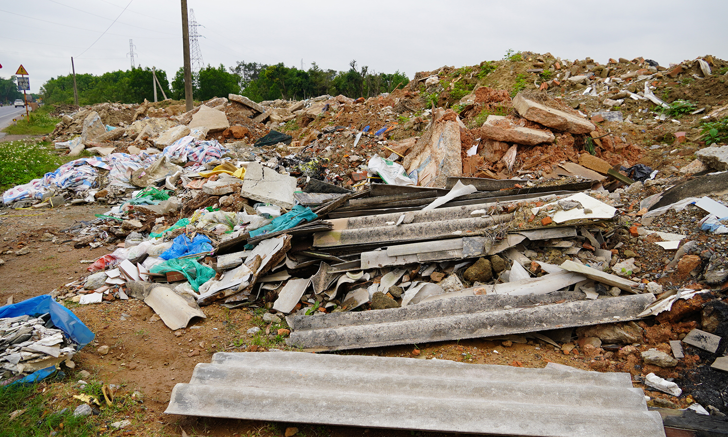 Xử lý tình trạng đổ trộm rác thải hai bên tuyến đường tránh Đồng Hới