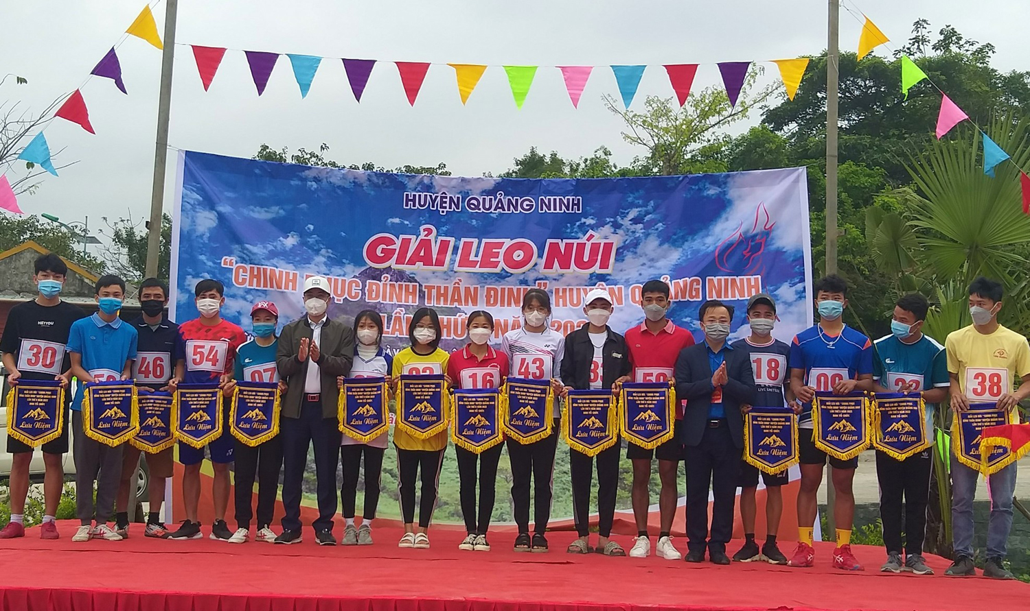 Quảng Ninh tổ chức giải leo núi "Chinh phục đỉnh Thần Đinh"