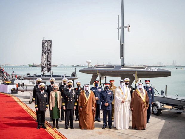 Thái tử Bahrain Salman bin Hamad Al Khalifa (giữa) đã tới chứng kiến hoạt động quân sự. (Nguồn: U.S. Navy)