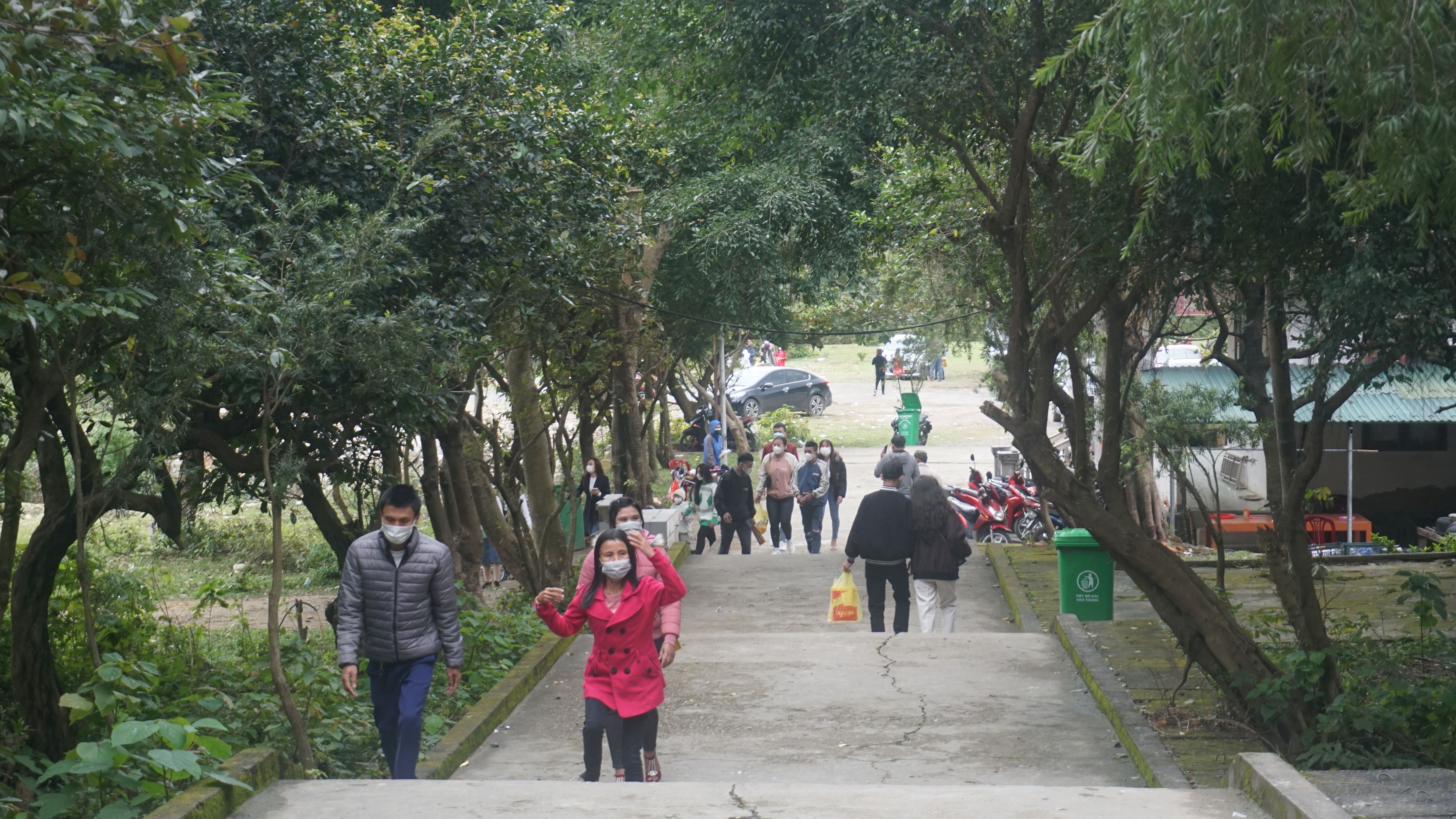 Đông đảo người dân, du khách viếng thăm đền Thánh Mẫu Liễu Hạnh những ngày đầu năm mới.