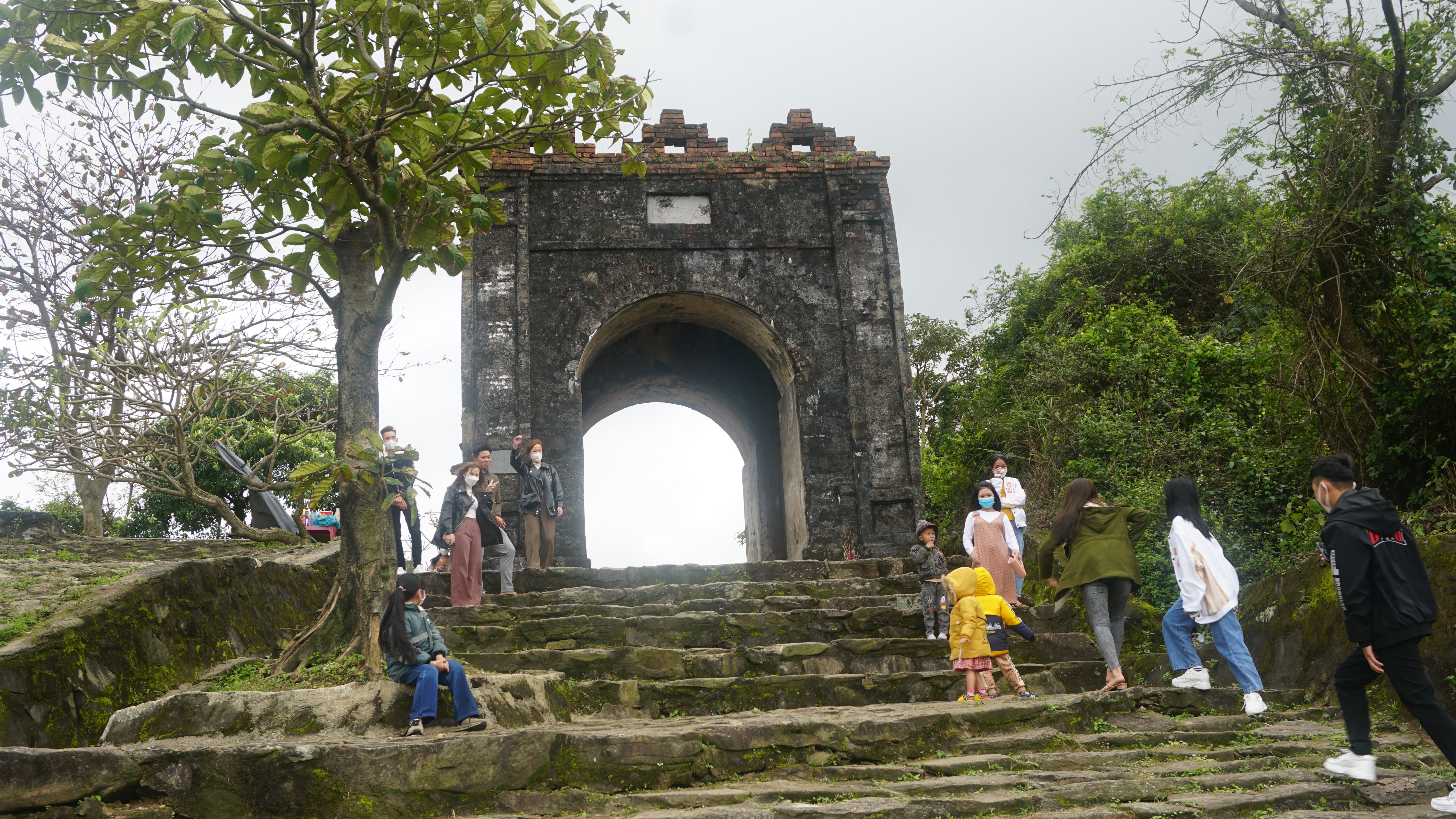 Cùng với đền Thánh Mẫu Liễu Hạnh, Hoành Sơn Quan cũng là một điểm viếng thăm đầu năm mới được nhiều người lựa chọn.