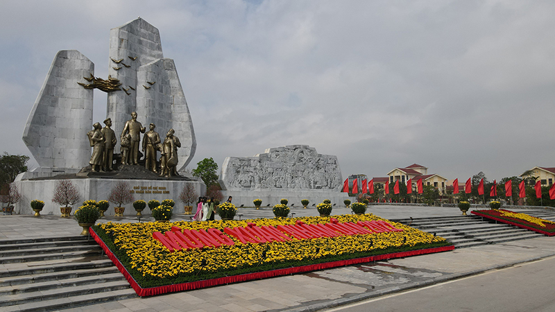 Quảng trường Hồ Chí Minh trở thành điểm tham quan hấp dẫn trong dịp Tết Nguyên đán Nhâm Dần.