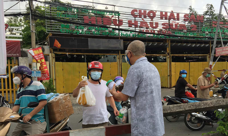 Những món quà nhỏ từ nhóm bạn Nguyễn Thị Thu Hồng được chuyển đến cho lao động Quảng Bình mắc kẹt trong các khu cách ly.