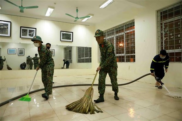 Lực lượng công an, bộ đội tỉnh Vĩnh Phúc dọn vệ sinh các phòng dùng để làm bệnh viện dã chiến. (Ảnh minh họa: Hoàng Hùng/TTXVN)