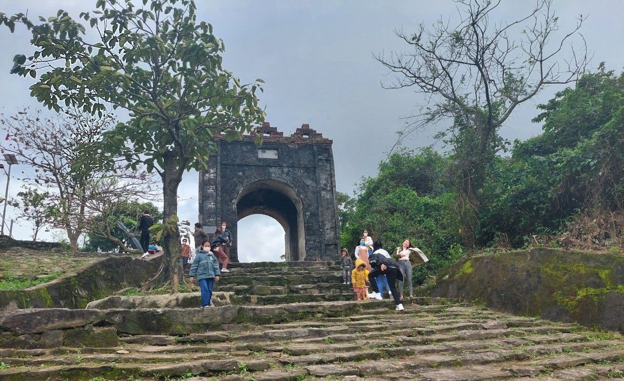 Người dân thăm quan di tích lịch sử Hoành Sơn Quan trong những ngày đầu năm mới Nhâm Dần 2022.