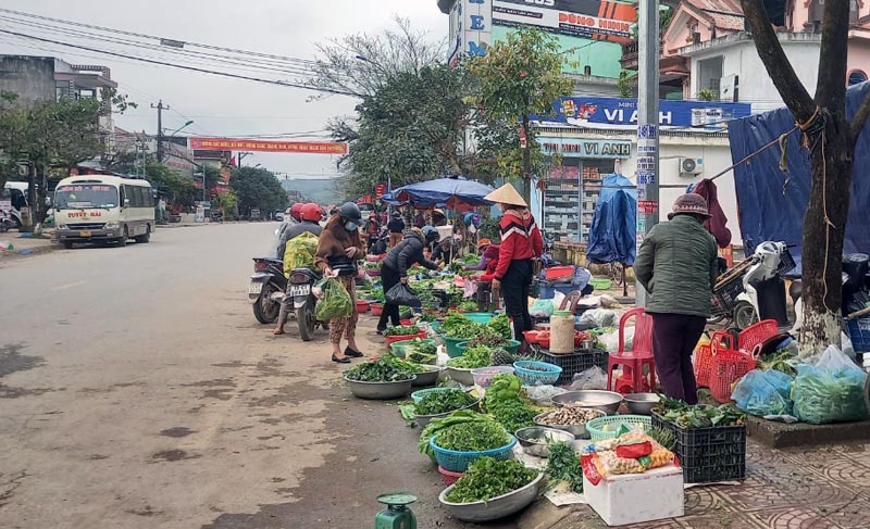 Hoạt động dịch vụ-thương mại ở thị trấn Quy Đạt, huyện Minh Hóa sôi động trở lại vào ngày 6/2/2022.