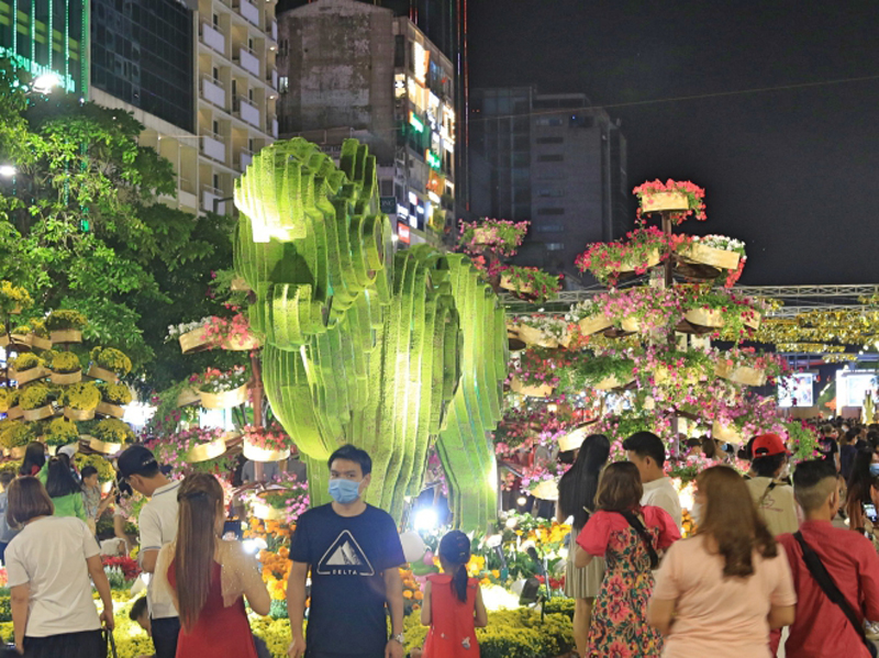 Người dân tham quan tại khu vực đường hoa Nguyễn Huệ, Quận 1. Ảnh: Quang Châu- TTXVN