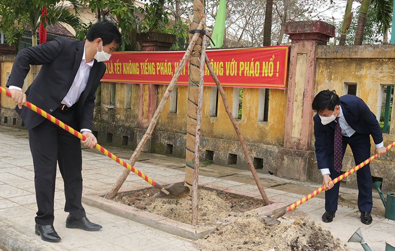 Lãnh đạo huyện Lệ Thủy trồng cây trên tuyến đường thuộc tổ dân phố Xuân Giang, thị trấn Kiến Giang.