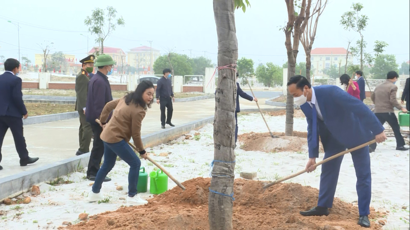 Các đồng chí lãnh đạo huyện Quảng Trạch trồng cây bóng mát tại Trung tâm Văn hóa huyện.