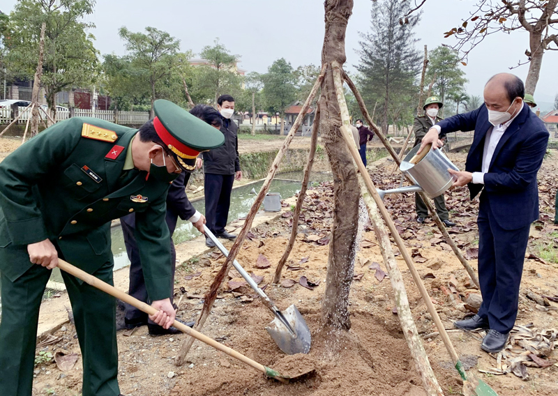 Lãnh đạo huyện Tuyên Hóa trồng cây sau buổi lễ phát động.