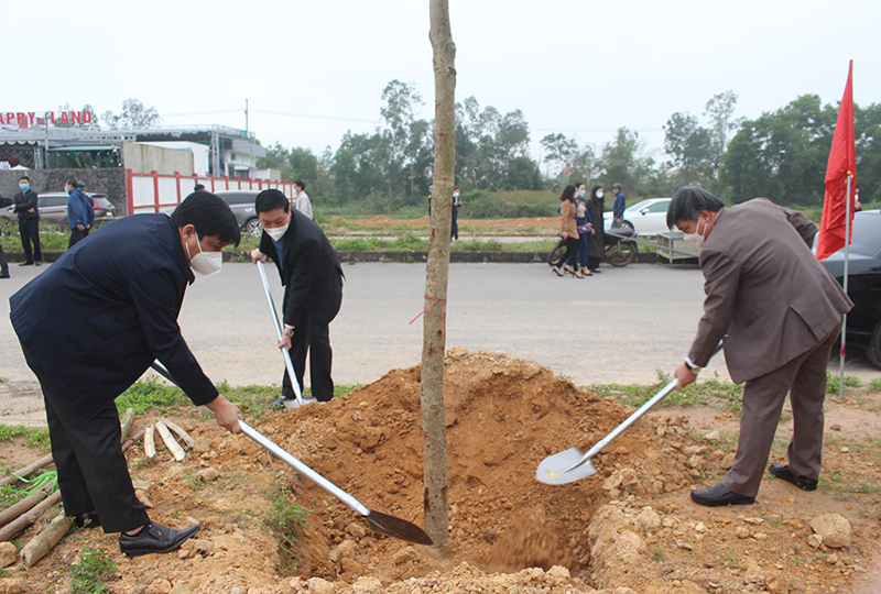  Các đồng chí lãnh đạo huyện Bố Trạch tham gia trồng cây xanh đầu xuân Nhâm Dần 2022.