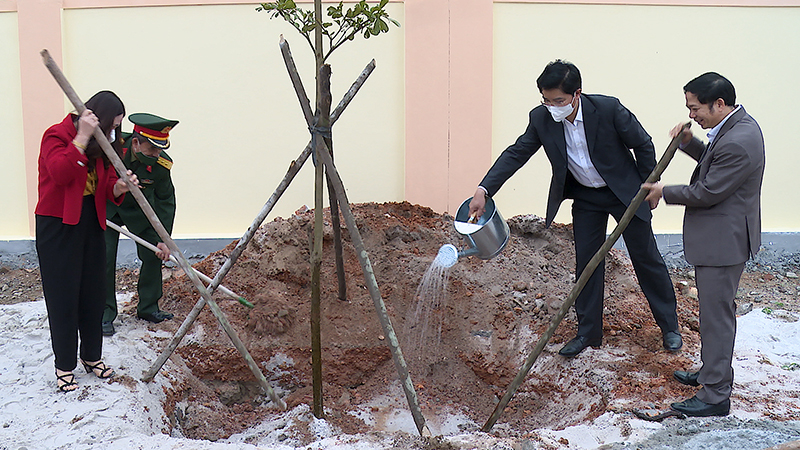 Đồng chí Bí thư Thị ủy Ba Đồn Trương An Ninh tham gia Tết trồng cây năm 2022