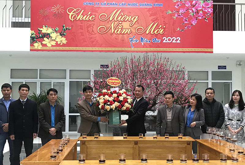 Lãnh đạo LĐLĐ tỉnh tặng hoa chúc mừng Công ty cổ phần cấp nước Quảng Bình ra quân đầu năm mới.