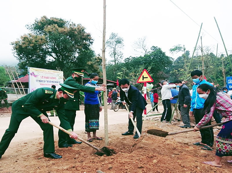 CBCS Đồn BP Cồn Roàng cùng với cán bộ và nhân dân xã Thượng Trạch, huyện Bố Trạch trồng cây bàng Đài loan.