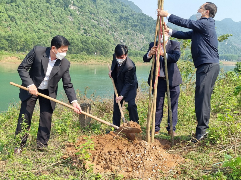  Đại diện lãnh đạo các sở, ban, ngành tham gia trồng cây dọc bờ sông Son.