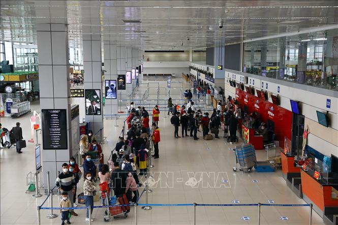 Hành khách làm thủ tục tại sân bay Nội Bài. Ảnh minh họa: Huy Hùng/TTXVN