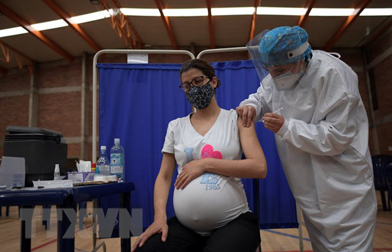 Tiêm vaccine ngừa COVID-19 cho phụ nữ mang thai tại Bogota, Colombia ngày 23/7/2021. (Ảnh: AFP/TTXVN)