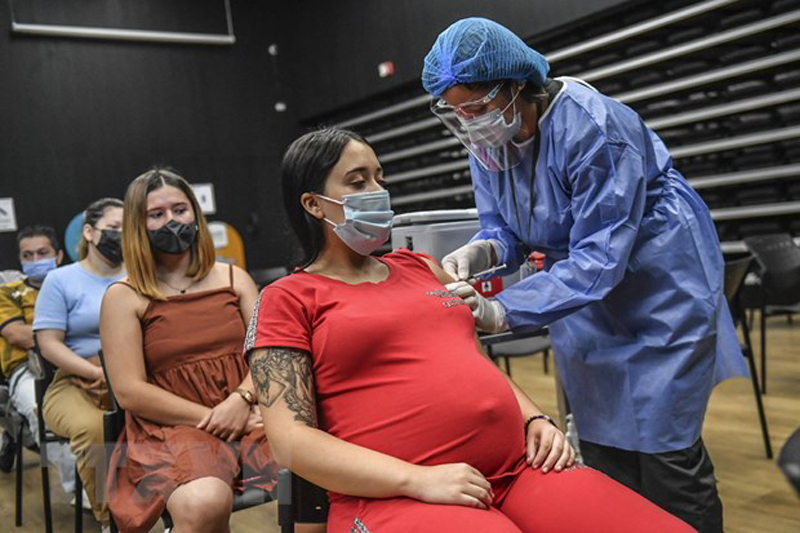 Một phụ nữ mang thai được tiêm vaccine ngừa COVID-19 tại Medellin, Colombia ngày 24/7/2021. (Ảnh: AFP/TTXVN)