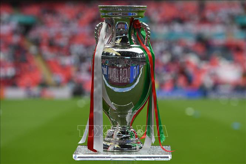  Chiếc Cup vô địch của giải vô địch bóng đá châu Âu UEFA EURO 2020. Ảnh: AFP/TTXVN