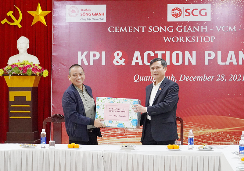 Đồng chí Chủ tịch UBND tỉnh Trần Thắng tặng quà cho cán bộ, công nhân Công ty CP Xi măng Sông Gianh