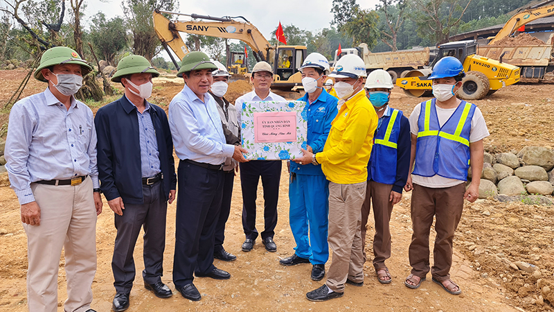 Đồng chí Phó Chủ tịch Thường trực UBND tỉnh Đoàn Ngọc Lâm thăm, tặng quà cán bộ, công nhân viên, người lao động thuộc Khu Du lịch nghỉ dưỡng suối Bang.