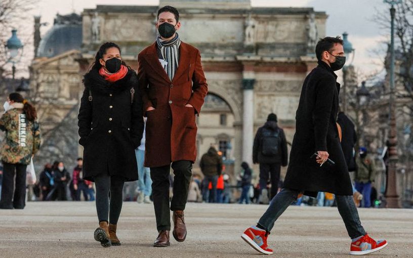 Người đi bộ đeo khẩu trang trong Vườn Tuileries ở Paris, Pháp, ngày 5/1/2022. (Ảnh: REUTERS)