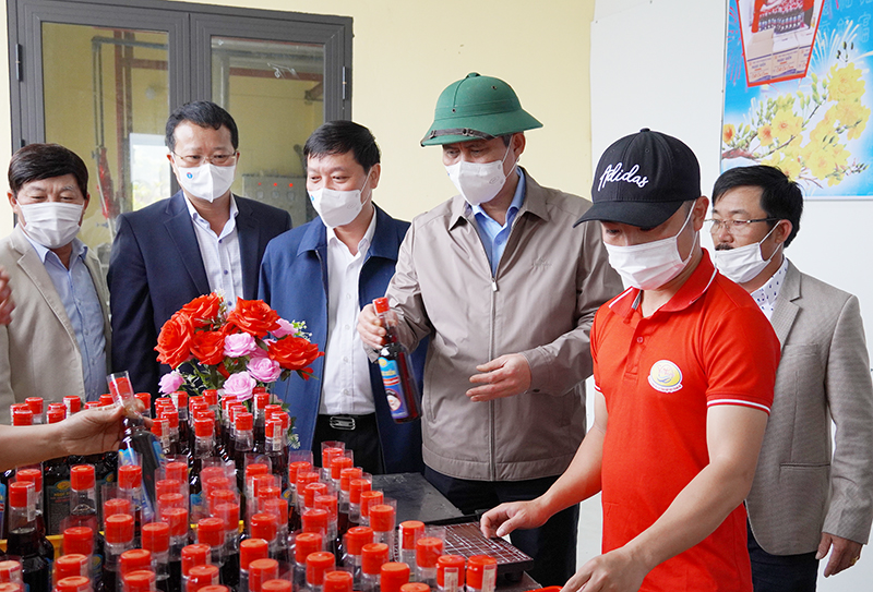 Đồng chí Chủ tịch UBND tỉnh Trần Thắng tham quan mô hình sản xuất nước mắm của Công ty TNHH dịch vụ thuỷ sản Việt Trung.