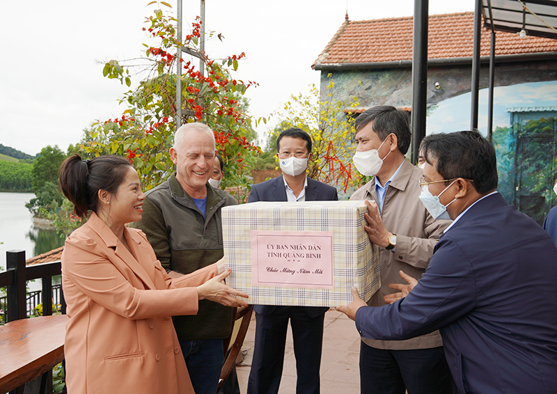 Đồng chí Chủ tịch UBND tỉnh Trần Thắng tặng quà cho cơ sở du lịch Phong Nha Lake House ở xã Hưng Trạch