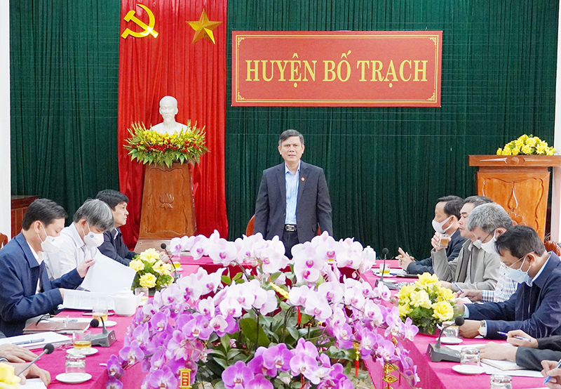 Đồng chí Chủ tịch UBND tỉnh Trần Thắng phát biểu tại cuộc làm việc với lãnh đạo huyện Bố Trạch 