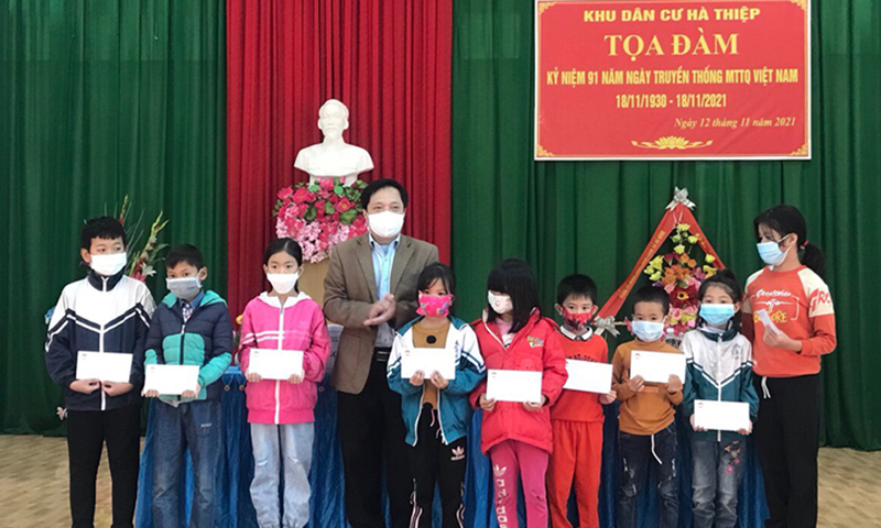 Đại diện lãnh đạo Ủy ban MTTQVN tỉnh tặng quà cho học sinh vượt khó tại khu dân cư Hà Thiệp (xã Võ Ninh, Quảng Ninh).