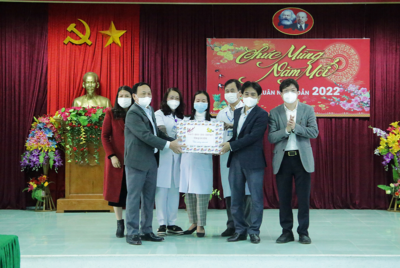 Đồng chí Phó Bí thư Thường trực Tỉnh ủy Trần Hải Châu tặng quà Bệnh viên đa khoa khu vực Bắc Quảng Bình.