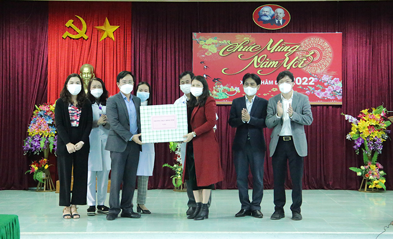 Đại diện lãnh đạo HĐND tỉnh tặng quà Bệnh viện đa khoa khu vực Bắc Quảng Bình.