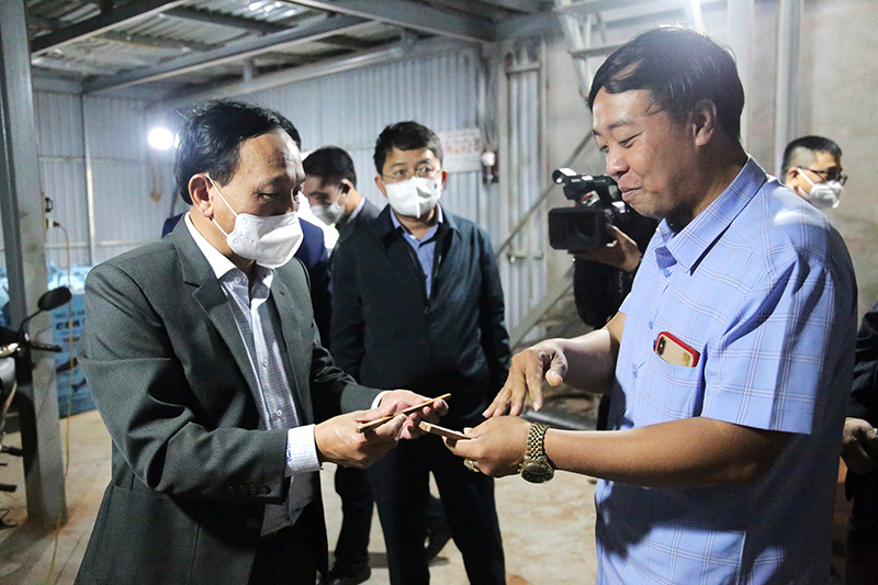 Đồng chí Phó Bí thư Thường trực Tỉnh ủy Trần Hải Châu thăm HTX Sản xuất kinh doanh thương mại đũa gỗ Quảng Thủy.
