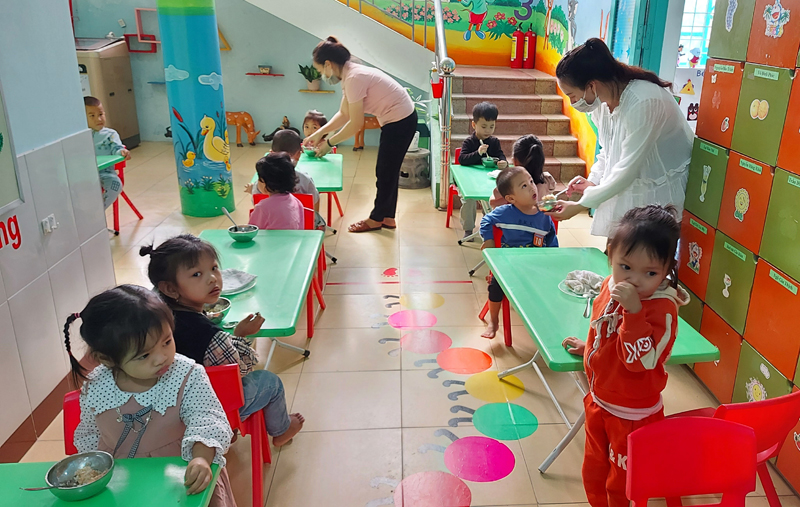 Trường MN Bảo Ninh luôn chú trọng bữa ăn dinh dưỡng và giáo dục trẻ thói quen vệ sinh, bảo vệ sức khỏe.