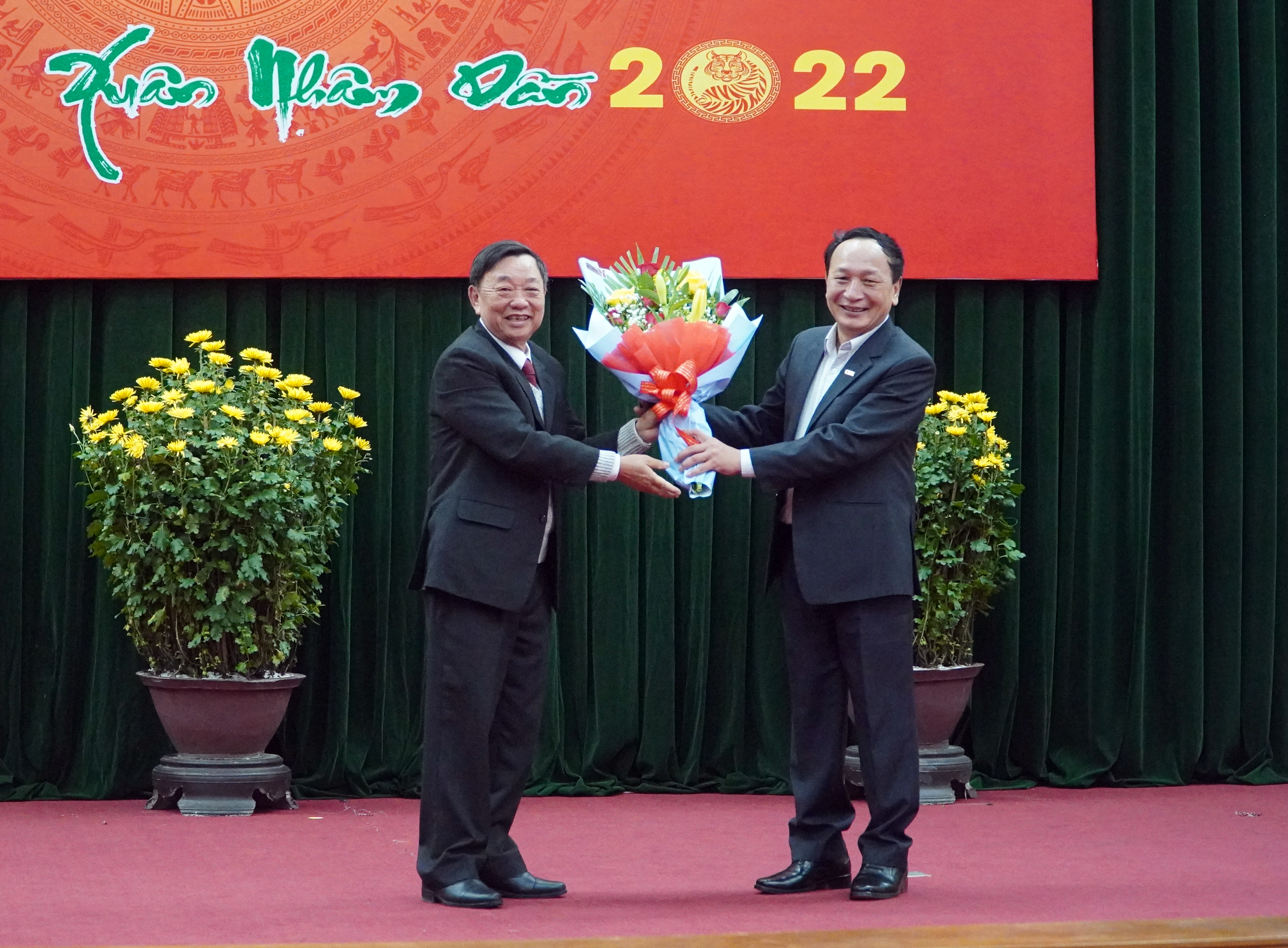 Đồng chí Phó Bí thư Thường trực Tỉnh ủy Trần Hải Châu tặng hoa chúc mừng Hội hưu trí cơ quan Tỉnh ủy